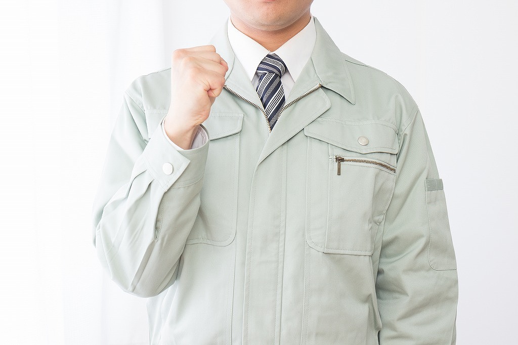 グッドポーズしている作業着男性