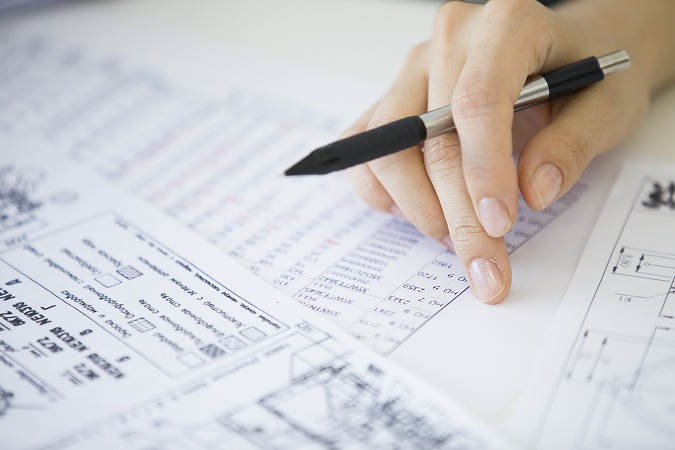 ペンを持って書く人